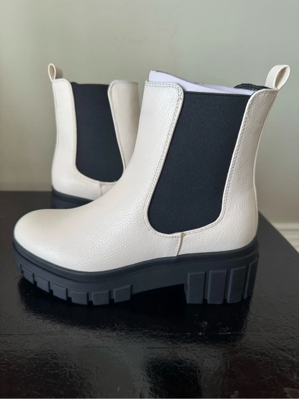 Cupcake Couture Girls Teagan Chelsea Boot Sz 2 NWOT